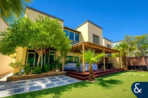 וילה להשכרה ב Jumeirah Park, Dubai, איחוד האמירויות 3 חדרי שינה, 680 מ"ר, מספר 668121 - תמונה 1