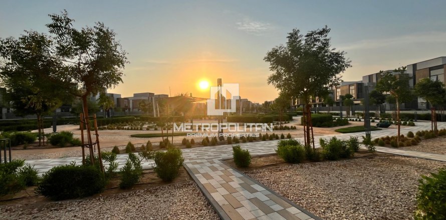 Вилла в Мудон, Дубай, ОАЭ 4 спальни, 241м2 № 664992