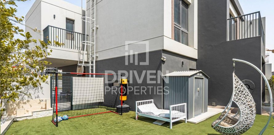 Városi lakóépület itt: Dubai South (Dubai World Central), Dubai, EAE, 4 hálószoba, 228 m², azonosító: 684403