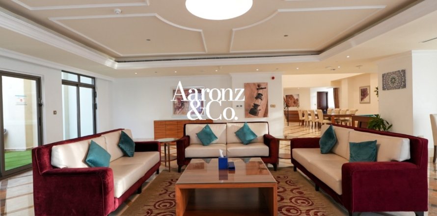 Apartment in Jumeirah Beach Residence, Dubai, UAE 4 bedrooms, 638 sq.m. № 754874