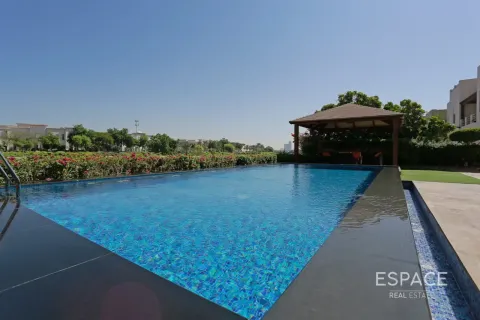 Villa in Meadows, Dubai, UAE 5 bedrooms, 655 sq.m. № 738126 - photo 1