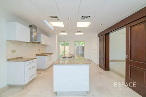 Villa in Meadows, Dubai, UAE 5 bedrooms, 655 sq.m. № 738126 - photo 7