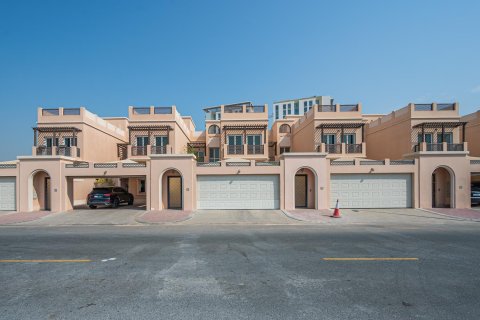Vila u gradu Al Barsha, Dubai, UAE 4 spavaće sobe, 464.52 m2 Br. 757515 - Slika 2