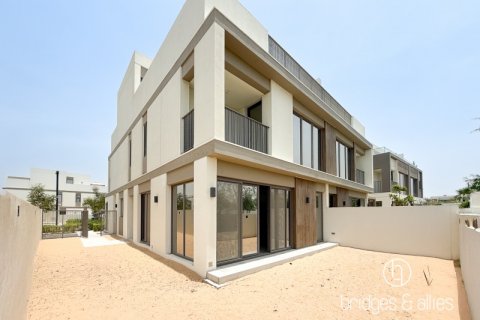 Vilă de închiriat în Dubai, EAU 4 dormitoare, 316.9 mp.  №629729 - poză 1
