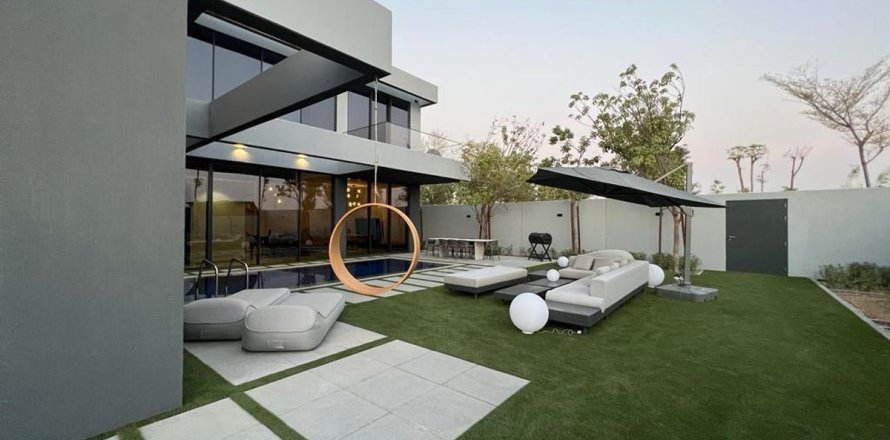 Commercial property in Tilal City, Sharjah, UAE 5 bedrooms, 509 sq.m. № 666192