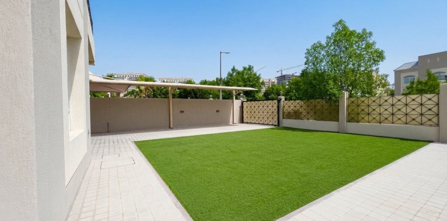 Villa in Dubai, UAE 6 bedrooms, 708.6 sq.m. № 714012