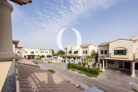 Vila di Abu Dhabi, UAE 3 bilik tidur, 198 meter persegi № 644643 - foto 1