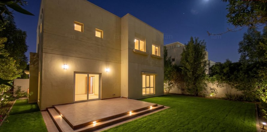 Villa in Dubai, UAE 3 bedrooms, 527.2 sq.m. № 764109
