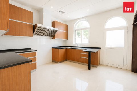 Villa para arrendamento em Al Barsha, Dubai, EAU 5 quartos, 1393.5 m2 № 752173 - foto 6