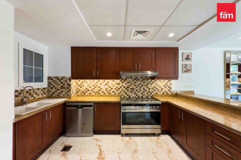 Villa til salgs i Dubai, Emiratene 4 soverom, 266.1 kvm Nr. 668840 - Foto 8