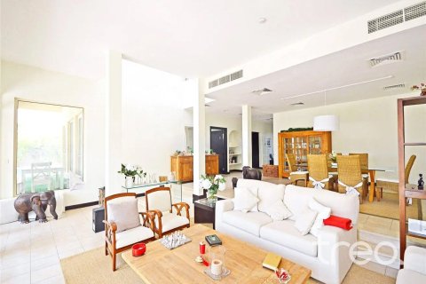 Villa en venta en Arabian Ranches, Dubai, EAU 5 dormitorios, 493.22 m2 № 733900 - foto 3