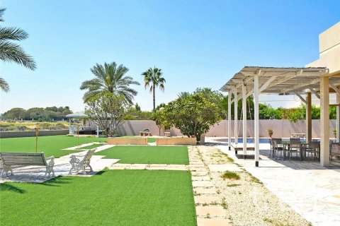 Villa en venta en Arabian Ranches, Dubai, EAU 5 dormitorios, 493.22 m2 № 733900 - foto 12