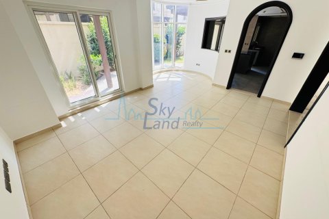 Vila u Umm Suqeim, Dubai, UAE 5 spavaćih soba, 371.6 m2 Br. 658900 - fotografija 4