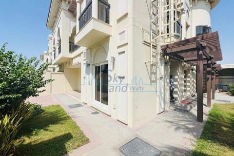 Vila u Umm Suqeim, Dubai, UAE 5 spavaćih soba, 371.6 m2 Br. 658900 - fotografija 1