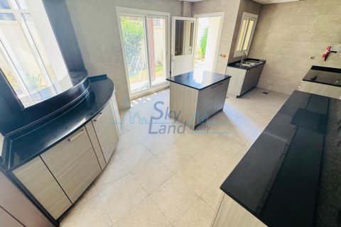 Vila u Umm Suqeim, Dubai, UAE 5 spavaćih soba, 371.6 m2 Br. 658900 - fotografija 12