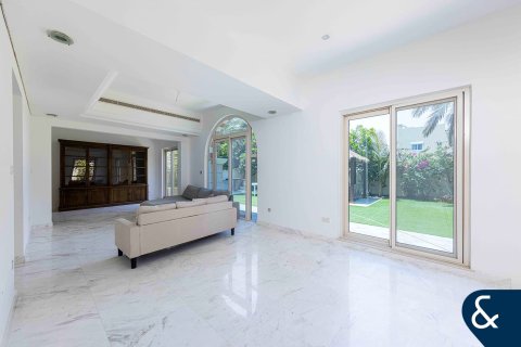 Villa till försäljning i Dubai Sports City, Dubai, UAE 5 sovrum, 401 kvm Nr. 667784 - fotografi 2