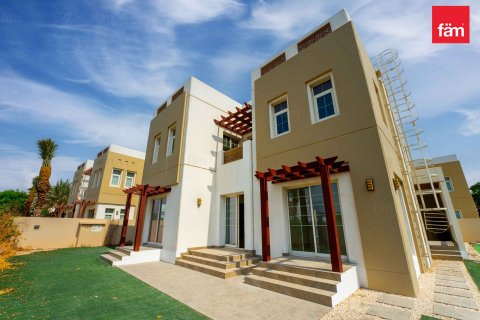 Müüa villa asukohaga Dubai, AÜE: 3 magamistoaga, 549.9 m² Nr 640257 - pilt 1