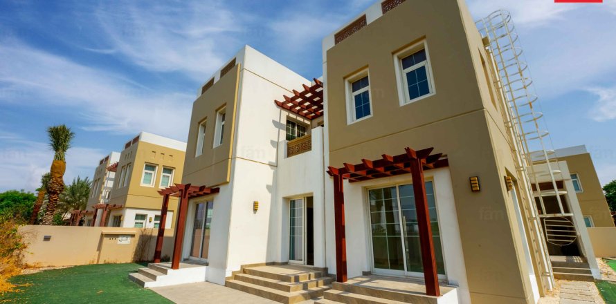 Villa asukohaga Dubai, AÜE: 3 magamistoaga, 549.9 m² Nr 640257