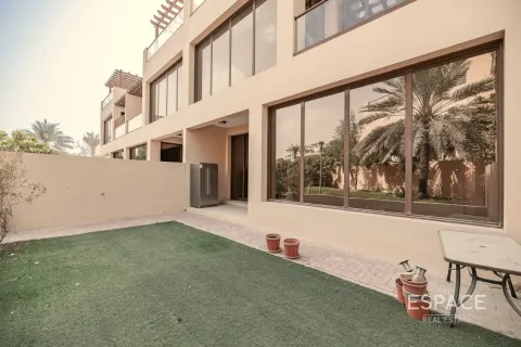 Townhouse in Jumeirah Islands, Dubai, UAE 4 bedrooms, 337 sq.m. № 650167 - photo 15