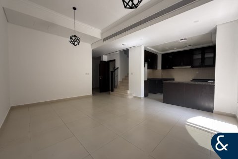 Casa urbana para arrendamento em Dubai Land, Dubai, EAU 2 quartos, 180 m2 № 671284 - foto 2