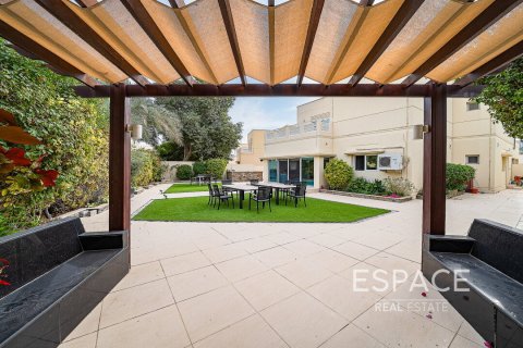 Villa till försäljning i Meadows, Dubai, UAE 4 sovrum, 381 kvm Nr. 649855 - fotografi 8