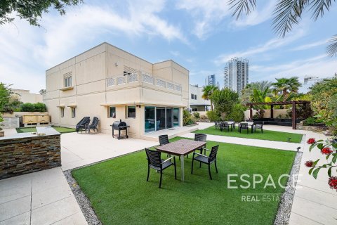 Villa till försäljning i Meadows, Dubai, UAE 4 sovrum, 381 kvm Nr. 649855 - fotografi 1