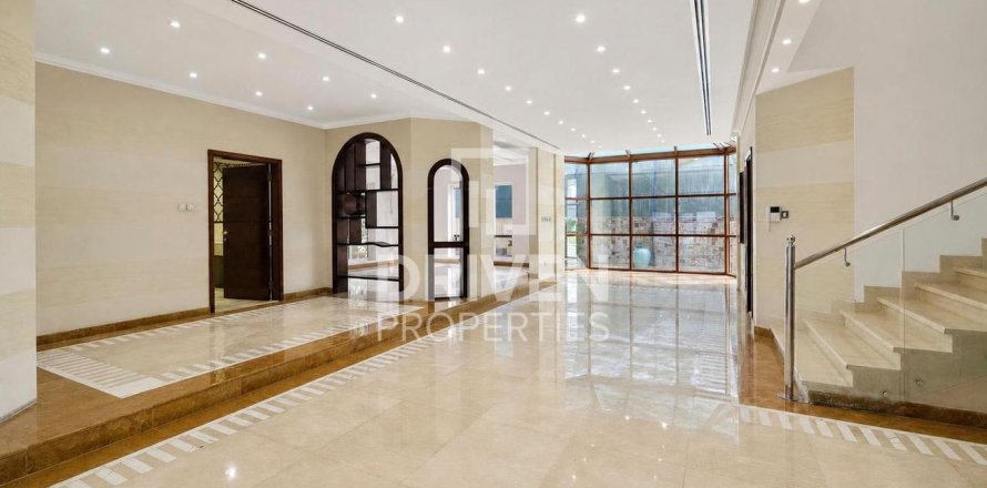 Villa a Umm Suqeim, Dubai, EAU 5 camere da letto, 1349.88 mq. № 744943
