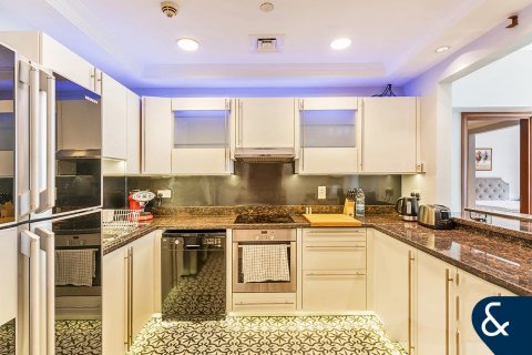 Apartment in GOLDEN MILE in Palm Jumeirah, Dubai, UAE 2 bedrooms, 166 sq.m. № 685355 - photo 10