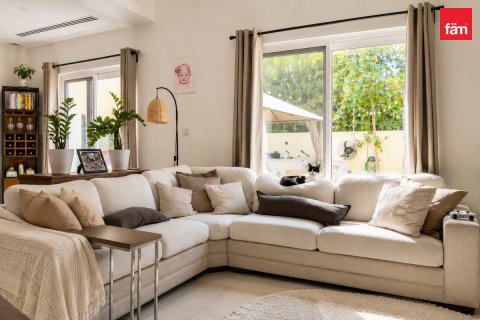 Villa till försäljning i Dubai, UAE 3 sovrum, 182.1 kvm Nr. 738619 - fotografi 3