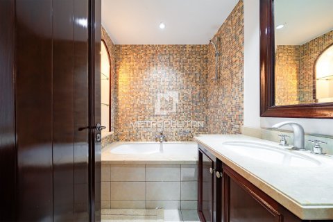 Apartment in Old Town, Dubai, UAE 2 bedrooms, 141 sq.m. № 665049 - photo 25