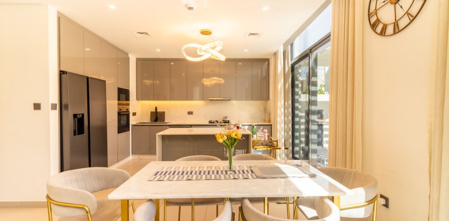 Townhouse in Dubai, UAE 4 bedrooms, 246 sq.m. № 734460