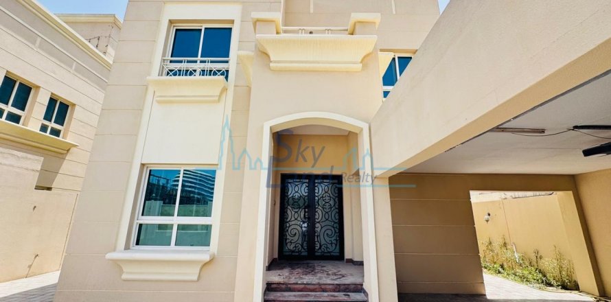 Villa in Umm Suqeim, Dubai, VAE: 4 Schlafzimmer, 371.6 m2 Nr. 633431