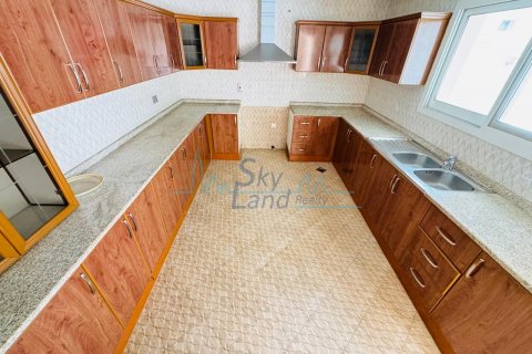 Villa zur Miete in Umm Suqeim, Dubai, VAE 4 Schlafzimmer, 371.6 m2 Nr. 633431 - Foto 13