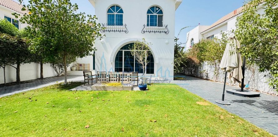 Villa a Umm Suqeim, Dubai, EAU 4 camere da letto, 325.2 mq. № 633430