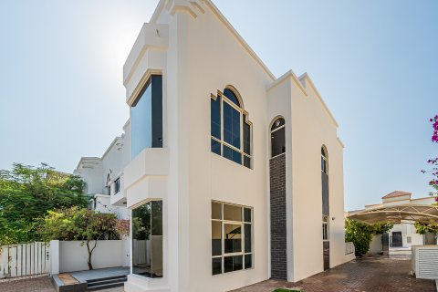Villa itt: Jumeirah, Dubai, EAE, 4 hálószoba, 418.06 m², azonosító: 750068