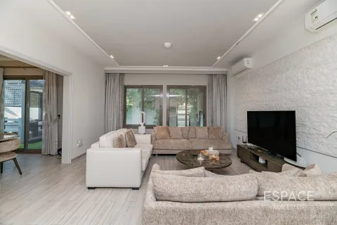 Townhouse in Dubai, UAE 4 bedrooms, 225 sq.m. № 661266 - photo 3