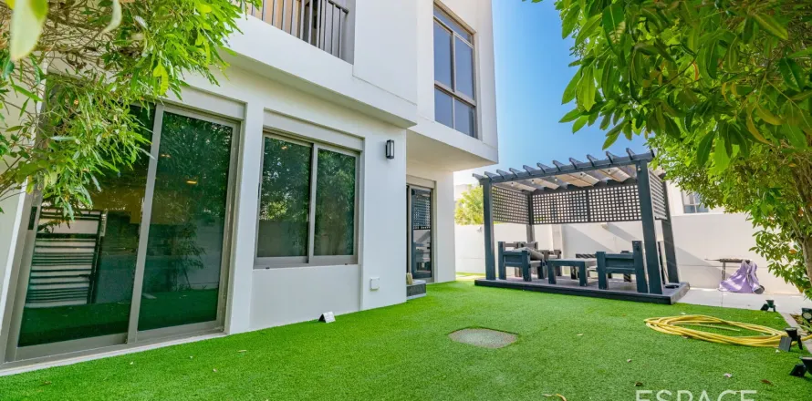 Townhouse in Dubai, UAE 4 bedrooms, 225 sq.m. № 661266