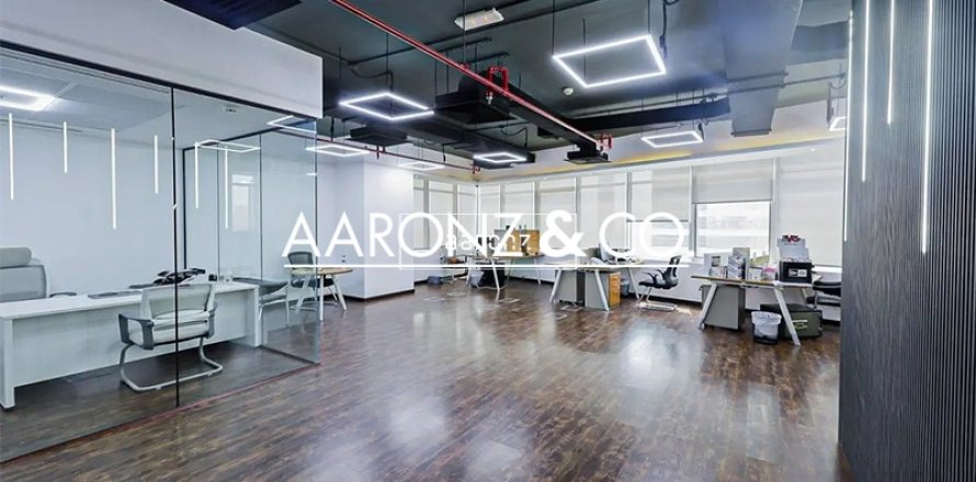 Kancelária v Jumeirah Lake Towers, Dubai, SAE 118 m2 č. 679404