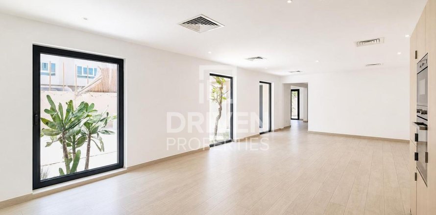 Vilă în Umm Suqeim, Dubai, EAU 4 dormitoare, 408.31 mp.  №745615