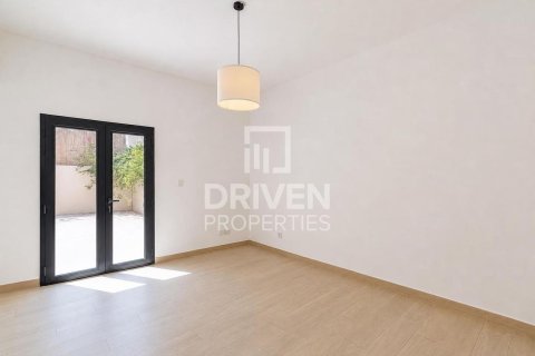 Vilă de închiriat în Umm Suqeim, Dubai, EAU 4 dormitoare, 408.31 mp.  №745615 - poză 14