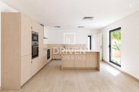 Vilă de închiriat în Umm Suqeim, Dubai, EAU 4 dormitoare, 408.31 mp.  №745615 - poză 7