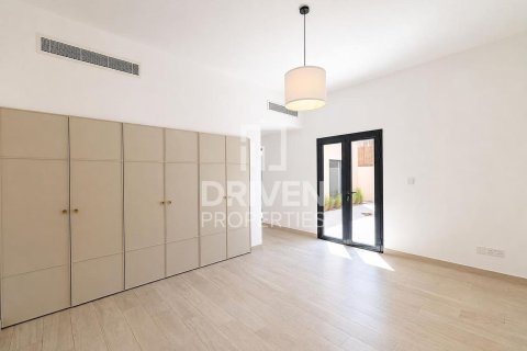 Vilă de închiriat în Umm Suqeim, Dubai, EAU 4 dormitoare, 408.31 mp.  №745615 - poză 13