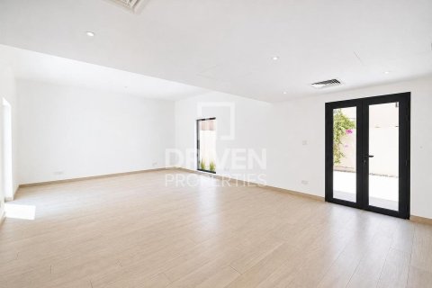 Vilă de închiriat în Umm Suqeim, Dubai, EAU 4 dormitoare, 408.31 mp.  №745615 - poză 8