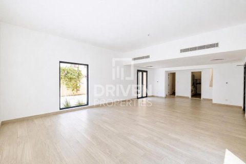 Vilă de închiriat în Umm Suqeim, Dubai, EAU 4 dormitoare, 408.31 mp.  №745615 - poză 2