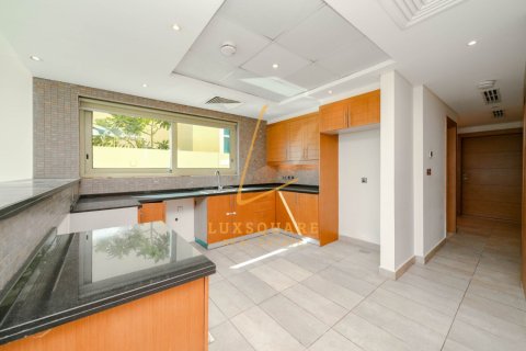Villa in Jumeirah Park, Dubai, UAE 4 bedrooms, 512 sq.m. № 715252 - photo 5