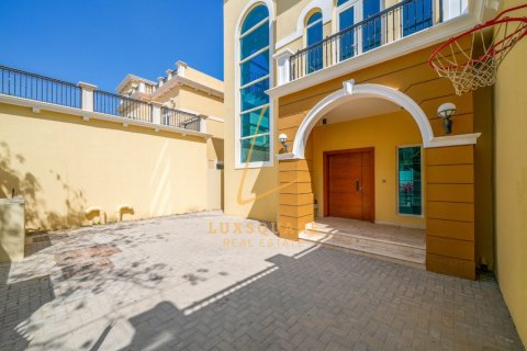 Villa in Jumeirah Park, Dubai, UAE 4 bedrooms, 512 sq.m. № 715252 - photo 17