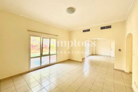 Зняти в оренду віллу в Meadows, Дубай, ОАЕ 3 спальні, 526.94953212м2, № 685567 - фото 3