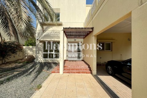 Зняти в оренду віллу в Meadows, Дубай, ОАЕ 3 спальні, 526.94953212м2, № 685567 - фото 25