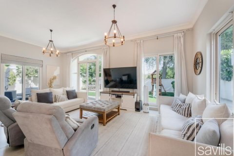 Vila di Dubai Sports City, Dubai, UEA 5 kamar tidur, 356.75 m2 nomor 747331 - foto 2