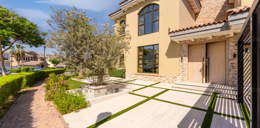 Villa in Dubai, UAE 5 bedrooms, 522.6 sq.m. № 712925